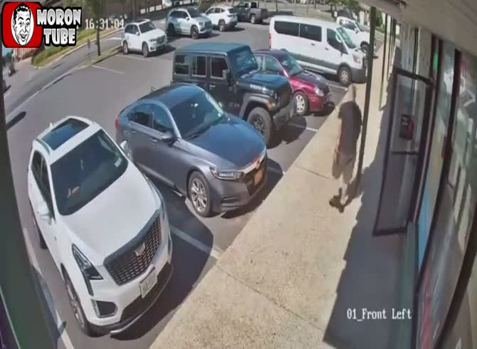 Video :An elderly drunk motorist crashes into a beauty salon, killing three people